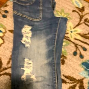 Super cute low rise distressed jeans 7/8